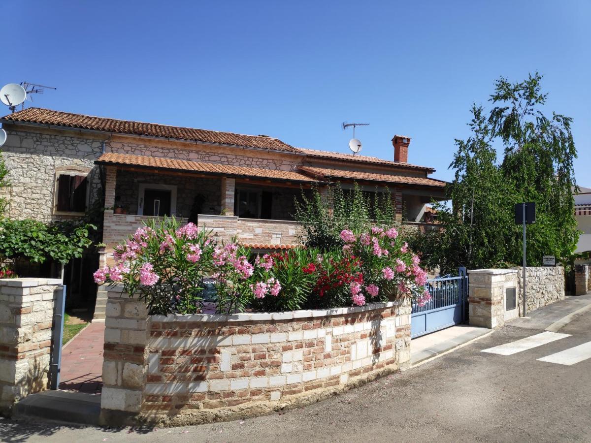 Apartmani Memic 100 M Do Plaze, Apartments Memic Only 100M From Beach Porec Exterior photo